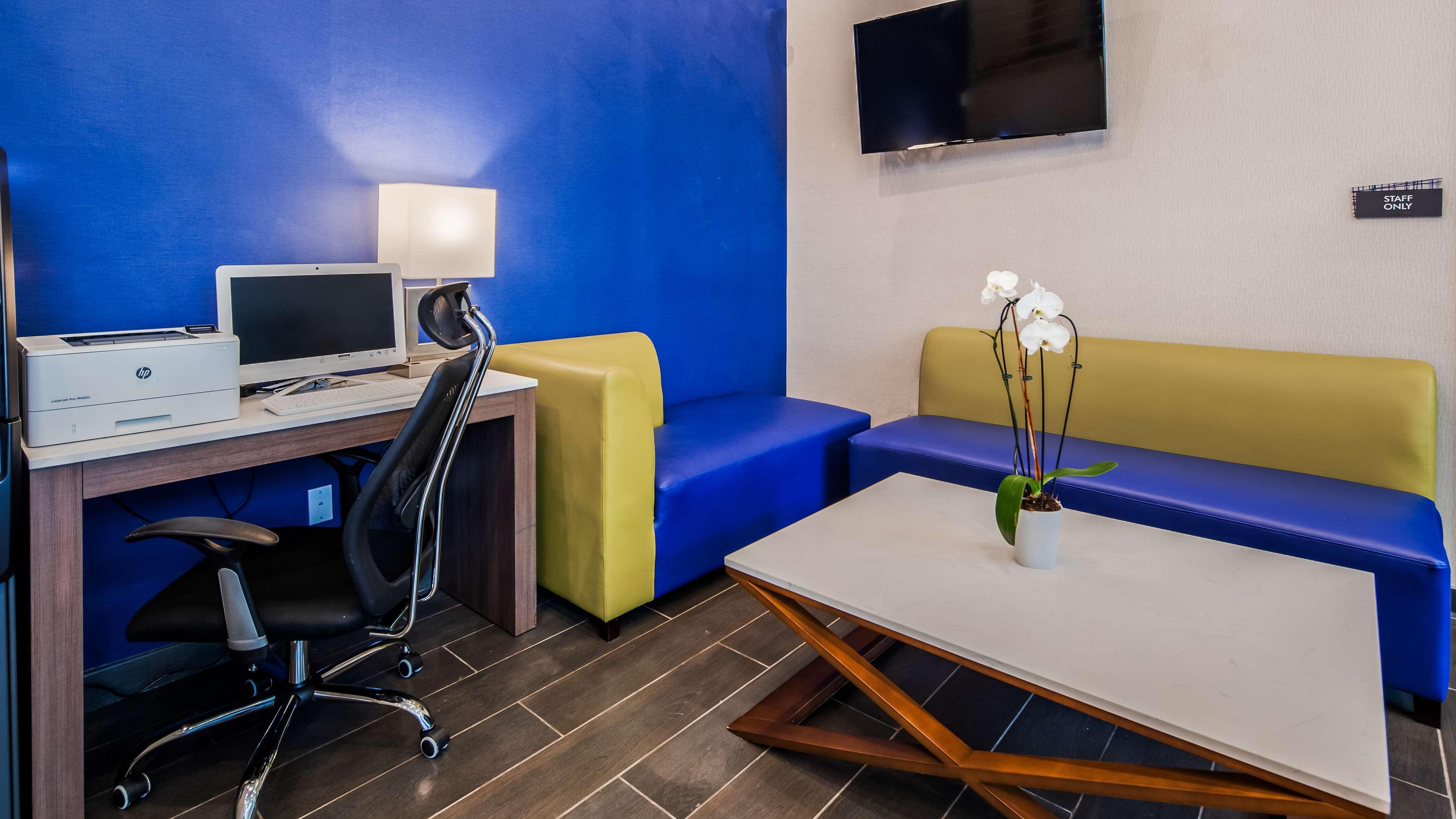 Best Western Plus Stadium Inn New York City Exterior photo