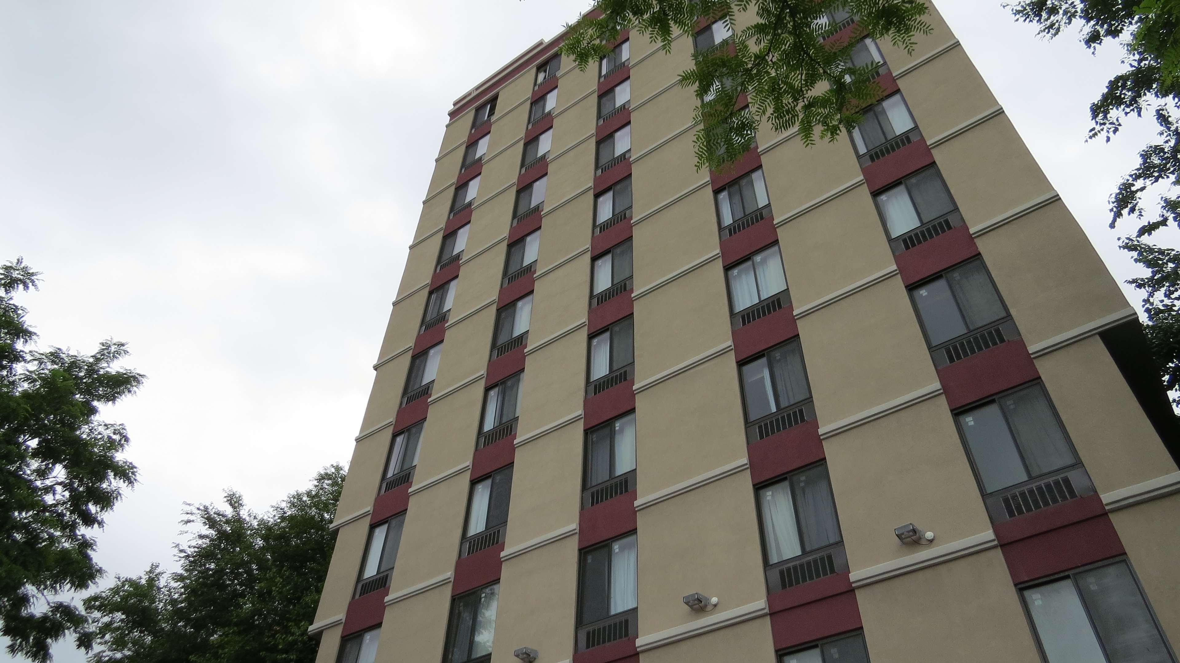Best Western Plus Stadium Inn New York City Exterior photo